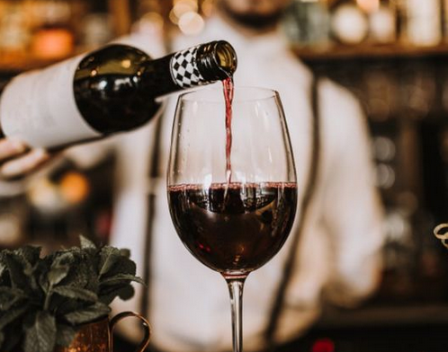 В чем разница между вертикальной и горизонтальной дегустациями вин?