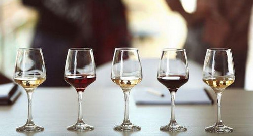 Как понимать баллы при оценке вина по разным шкалам?