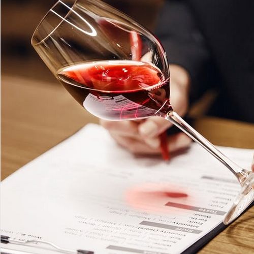 На Київщині викрили підпільне виробництво вина