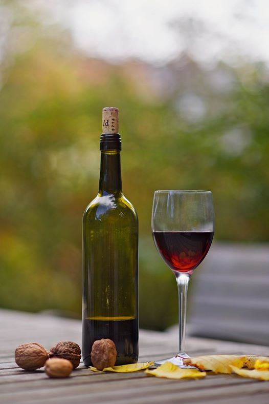 В чем разница между вертикальной и горизонтальной дегустацией вина?