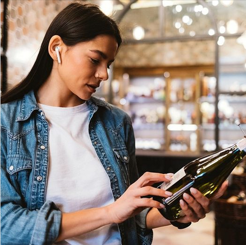 Интересный факт: Женщины склонны выбирать вино с «женскими» этикетками