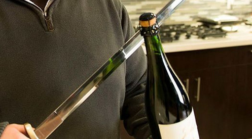 Как открыть бутылку вина нетрадиционными способами?