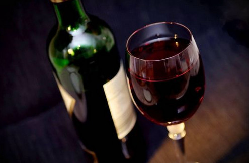 Как понять, выпить вино молодым или подождать?