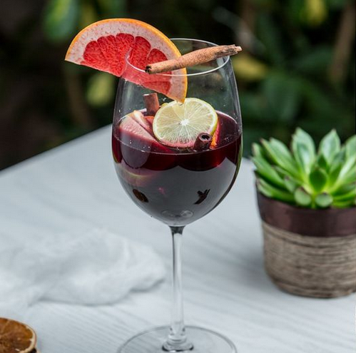 Лето в разгаре: пять освежающих коктейлей на основе вина