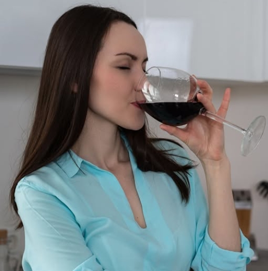 Новое исследование подтвердило, что умеренное употребление красного вина полезно для здоровья