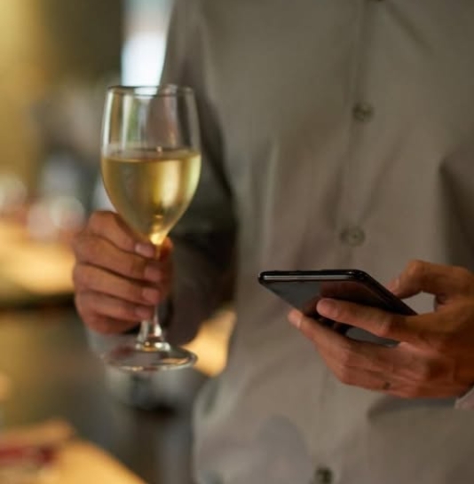 Молодь та Prosecco у центрі уваги